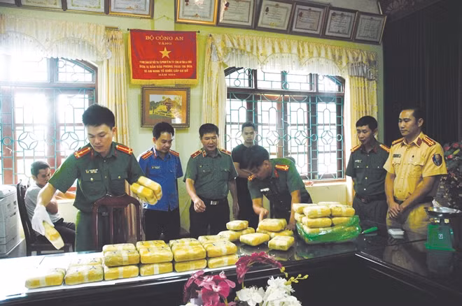 Công an tỉnh Lai Châu kiểm tra số ma túy bị thu giữ.