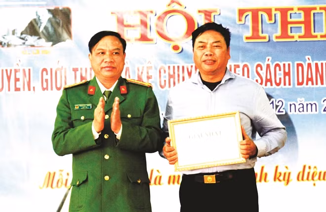 Trao Giải nhất tại hội thi cho phạm nhân Nguyễn Hữu Vinh.