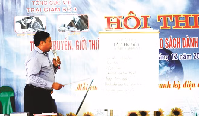 Phạm nhân Nguyễn Hữu Vinh thuyết trình tại Hội thi kể chuyện theo sách.