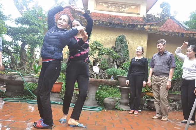 Nhìn hình ảnh này, không ít người bất ngờ bởi sự đam mê của những người nông dân khiêu vũ.
