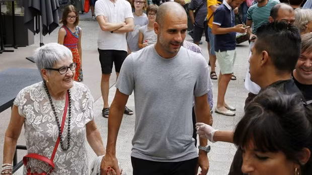 HLV Pep Guardiola và mẹ . Ảnh: EFE