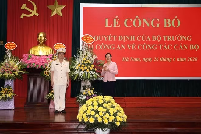 Bí thư Tỉnh ủy Hà Nam Lê Thị Thuỷ tặng hoa chúc mừng Đại tá Nguyễn Văn Trung được điều động, bổ nhiệm giữ chức vụ Cục trưởng Cục CSGT.