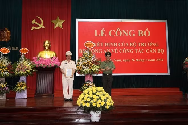 Thứ trưởng Lê Tấn Tới trao Quyết định và tặng hoa chúc mừng Đại tá Nguyễn Quốc Hùng giữ trọng trách Giám đốc Công an tỉnh Hà Nam.