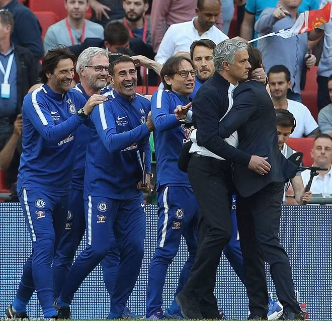 Jose Mourinho chúc mừng người đồng nghiệp Conte.