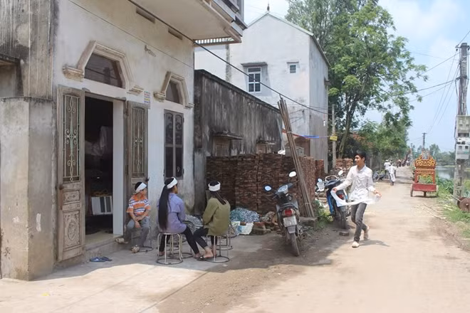 Gia đình ông Bé chìm trong tang tóc chỉ trong giây lát.