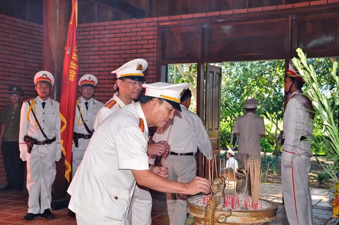 Thắp hương tưởng nhớ Bác Hồ kính yêu.