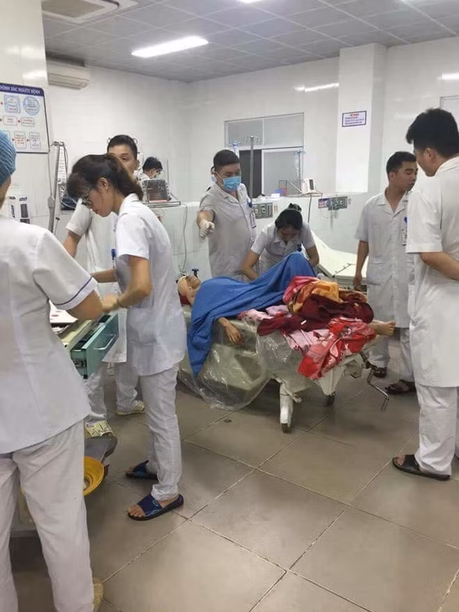Chị Tươi được đưa vào viện cấp cứu.