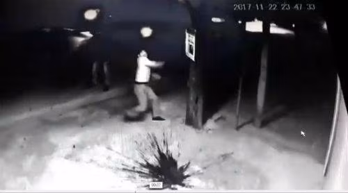 Camera ghi lại cảnh kẻ lạ mặt ném chất bẩn vào nhà ông Hiếu.