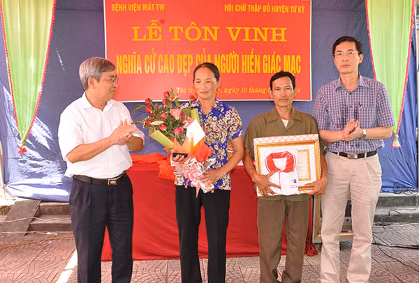 ThS. BS. Nguyễn Đức Thành - Phó giám đốc Bệnh viện Mắt TƯ trao tặng giấy ghi nhận nghĩa cử cao đẹp cho gia đình chị Nguyễn Thị Nga.