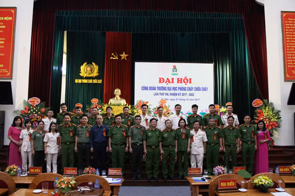 Các đại biểu và Ban chấp hành Công đoàn Đại học PCCC nhiệm kỳ VIII