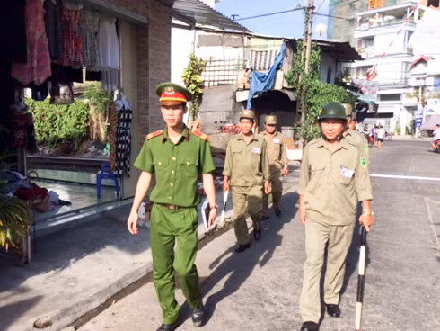 Lực lượng bảo vệ dân phố đang hỗ trợ tích cực lực lượng công an cơ sở quản lý địa bàn.