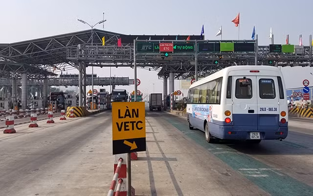 Làn thu phí tự động tại một trạm thu phí BOT.