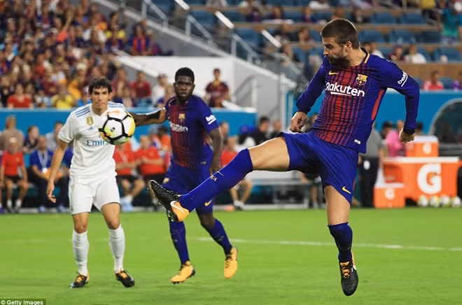 Gerard Pique ấn định tỷ số 3-2 cho Barca. Ảnh: Getty Image.