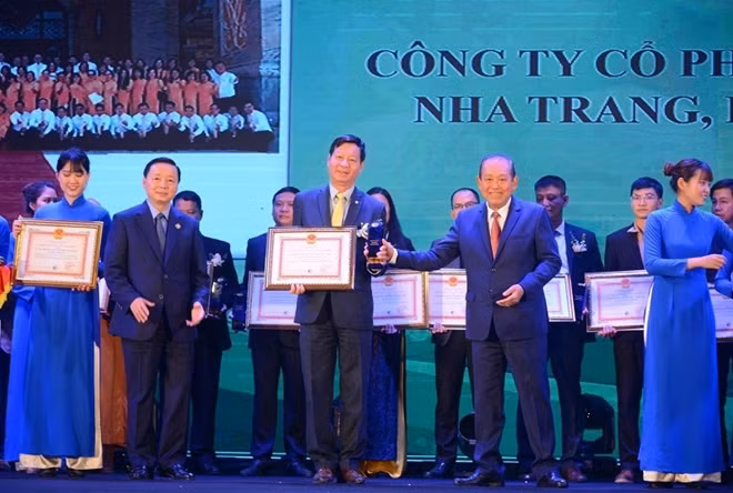 Ông Lê Khắc Hiệp, Phó Chủ tịch Tập đoàn Vingroup, nhận giải thưởng Môi trường Việt Nam 2019 dành cho thương hiệu Vinpearl.