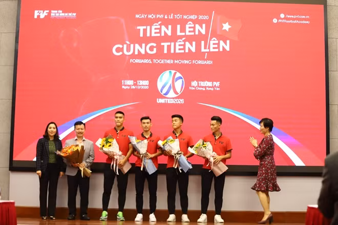Bà Phan Thu Hương, Tổng Giám đốc PVF (ngoài cùng bên phải) và bà Nguyễn Thị Mỹ Dung, Phó Tổng Giám đốc PVF (ngoài cùng bên trái) bàn giao cầu thủ cho CLB bóng đá Sài Gòn.