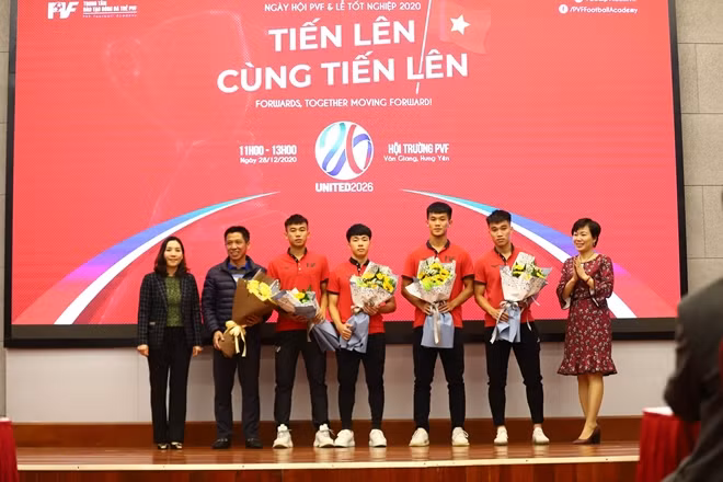 Bà Phan Thu Hương, Tổng Giám đốc PVF (ngoài cùng bên phải) và bà Nguyễn Thị Mỹ Dung, Phó Tổng Giám đốc PVF (ngoài cùng bên trái) bàn giao cầu thủ cho CLB bóng đá SHB Đà Nẵng.