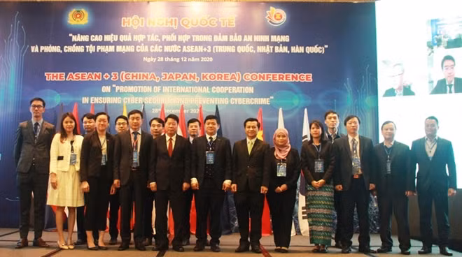 Thứ trưởng Bùi Văn Nam và các đại biểu dự Hội nghị.