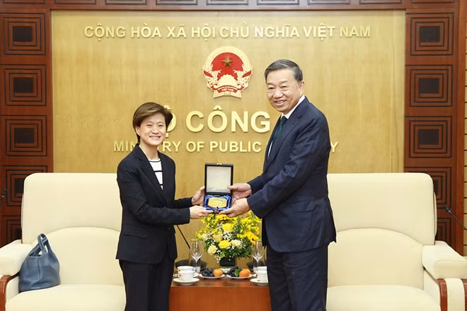 Bộ trưởng Tô Lâm tặng quà lưu niệm Đại sứ Catherine Wong Siow Ping.