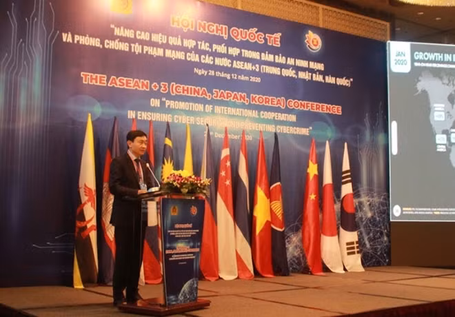 Thiếu tướng Nguyễn Minh Chính, Cục trưởng Cục an ninh mạng và PCTP sử dụng công nghệ cao trình bày báo trung tâm.