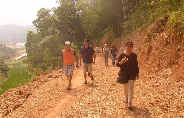 Nhà báo Phạm Thanh Hà (người đi đầu) cùng các đồng nghiệp trên con đường Đoàn Kết khi đang xây dựng.