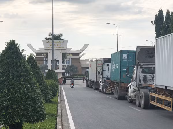 Vẫn còn nhiều đối tượng tìm cách tuồn hàng lậu vào nội địa. Vẫn còn nhiều đối tượng tìm cách tuồn hàng lậu vào nội địa.
