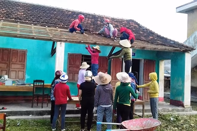 Các cô giáo ở Quảng Trạch, Quảng Bình dành ngày nghỉ lợp lại mái trường để kịp đón học sinh.