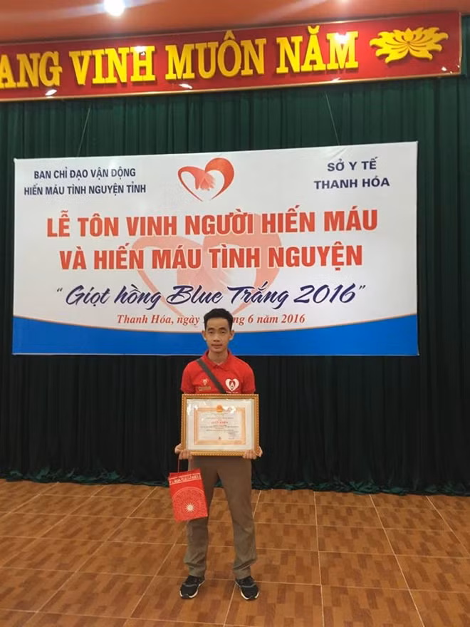Hưng nhận bằng khen tại Lễ tôn vinh người hiến máu và hiến máu tình nguyện.