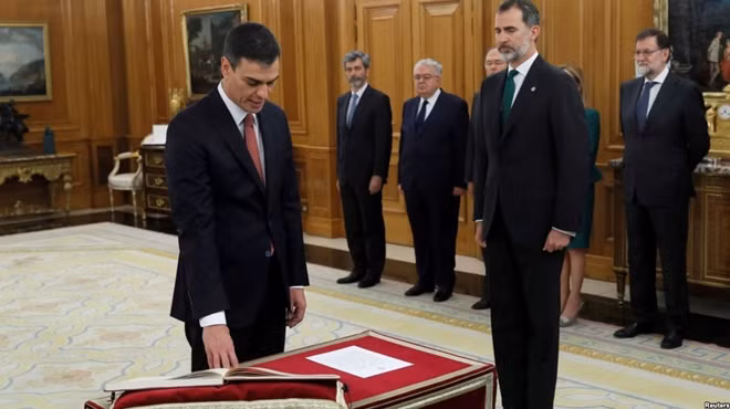 Ông Pedro Sanchez tuyên thệ nhậm chức tân Thủ tướng Tây Ban Nha hôm 2-6.