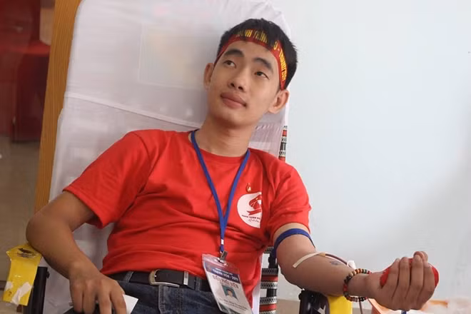 Một trong rất nhiều lần hiến máu của chàng sinh viên trẻ.