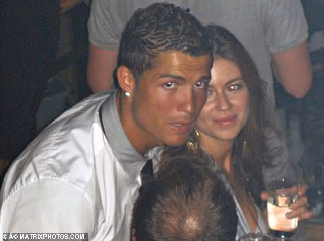 Ronaldo gặp Mayorga trong một quán bar tại khách sạn Palm khi cầu thủ này đi nghỉ. Ronaldo gặp Mayorga trong một quán bar tại khách sạn Palm khi cầu thủ này đi nghỉ.