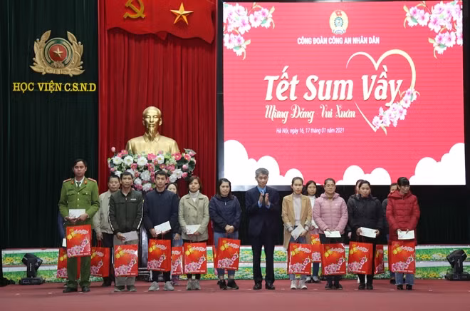 Đồng chí Trần Văn Thuật tặng quà Tết cho các đoàn viên, người lao động có hoàn cảnh khó khăn.