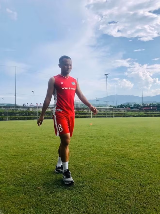 Trọng Hoàng phải tập riêng sau khi gặp chấn thương ở Cup Quốc gia. Ảnh: Viettel FC