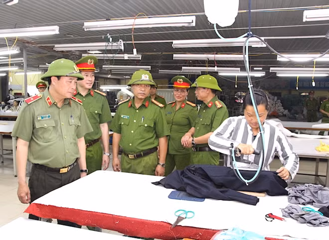 Thứ trưởng Lê Quốc Hùng thăm, kiểm tra xưởng sản xuất của phạm nhân ở trại.
