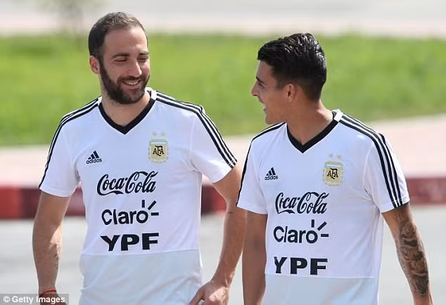 Các thành viên khác của đội tuyển Argentina cũng có vẻ khá thoải mái, không giống như tin đồn về việc họ đang bất hòa.
