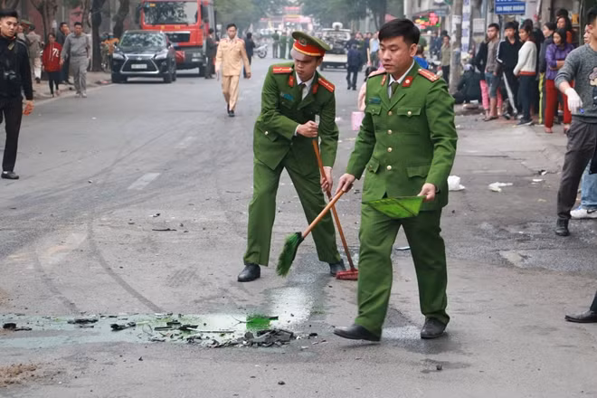 Lực lượng chức năng nhanh chóng thu thập thông tin và dọn dẹp hiện trường nhằm tránh hiện tượng ùn tắc giao thông tại tuyến đường này.