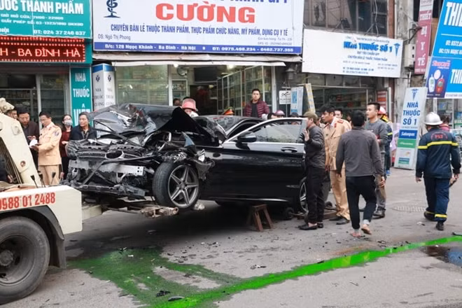 Ngay sau khi nhận được thông tin, lực lượng công an phường Giảng Võ phối hợp với các lực lượng chức năng đã có mặt tiến hành phong tỏa hiện trường, cấm đường, đưa những người bị thương đi cấp cứu và điều tra làm rõ nguyên nhân vụ việc.