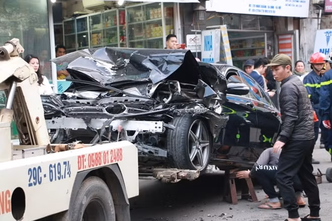 Phần đầu chiếc xe Mercedes C300 đi ngược chiều bị phá hủy hoàn toàn sau khi bị "xe điên" húc phải.