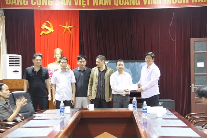 Lãnh đạo chính quyền và công an tỉnh Lào Cai thưởng nóng cho lực lượng tham gia chuyên án.