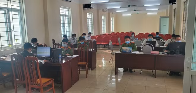 Ngày làm việc của tổ truy vết COVID-19, Công an huyện Cẩm Giàng.