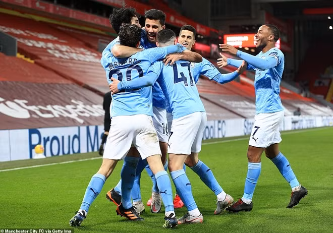 Đoàn quân của HLV Pep Guardiola củng cố ngôi đầu bảng với 5 điểm nhiều hơn Man Utd nhưng vẫn thi đấu ít hơn 1 trận.