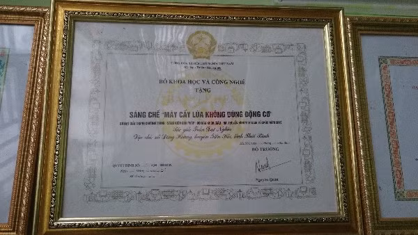 Bằng khen của Bộ Khoa học Công nghệ dành cho anh Nghĩa.