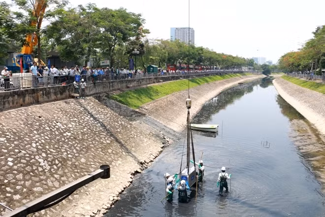 Các công nhân tiến hành lắp đặt thiết bị .