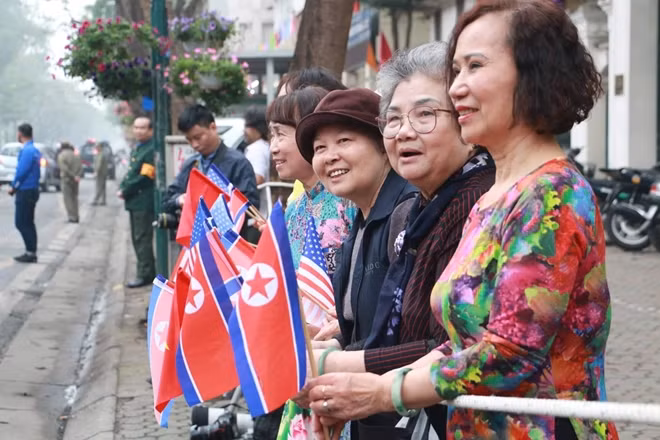 Những hình ảnh này càng chứng minh sự thân thiện của người dân Hà Nội nói riêng và Việt Nam nói chung trong mắt bạn bè quốc tế.