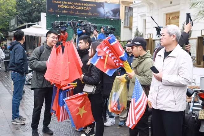 Không khó để thấy những lá quốc kỳ hai quốc gia Mỹ và Triều Tiên trên tay người dân Hà Nội trong những ngày này.