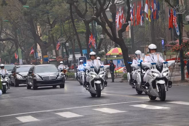 Những ngày này không khó để bắt gặp đoàn xe của hai nguyên thủ quốc gia Mỹ và Triều Tiên trên các con phố của Hà Nội.