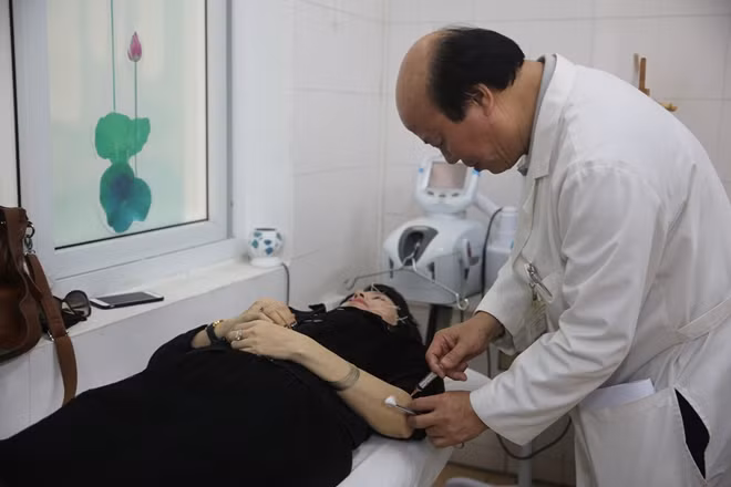 PGS-TS Nghiêm Hữu Thành, Bệnh viện Châm cứu Trung ương đang điều trị cho bệnh nhân.