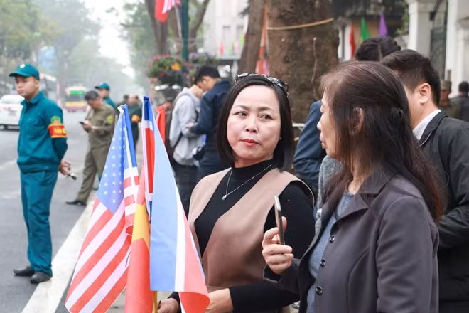 Mỗi người dân Thủ đô dường như đều cố gắng làm đẹp hình ảnh Việt Nam trong mắt bạn bè quốc tế.