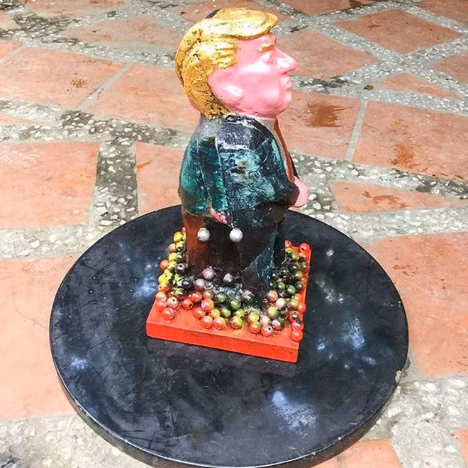 Tác phẩm điêu khắc mô tả hình ảnh Tổng thống Trump của họa sĩ Nguyễn Văn Hổ.