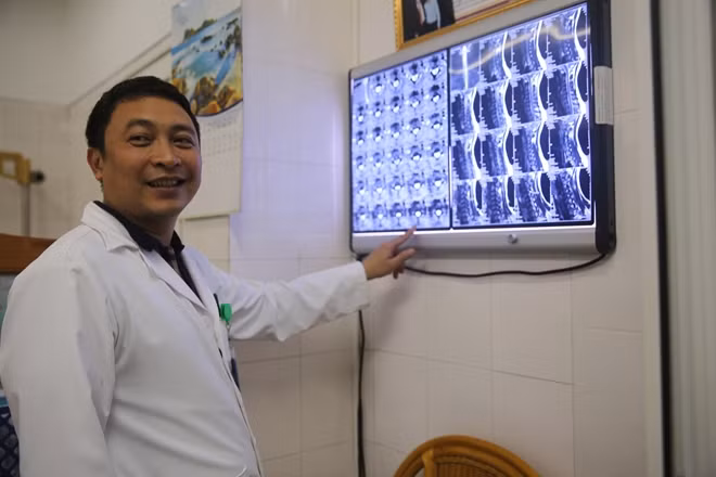 Bác sĩ Nguyễn Duy Luật chia sẻ và giải thích cho người bệnh.