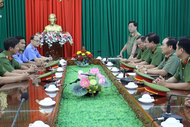 Một cuộc họp liên ngành giữa Công an và Viện kiểm sát tỉnh Long An nhằm phối hợp công tác giữ gìn TTATXH.